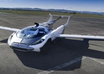 Перший у світі летючий автомобіль продадуть за $1 млн: коли AirCar з’явиться на ринку (ВІДЕО)