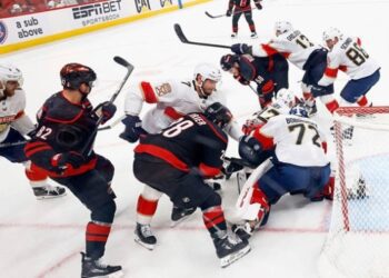 НХЛ: Флорида переграла Кароліну в стартовому матчі