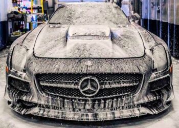 Фахівець розповів, як правильно мити автомобіль, щоб його не пошкодити