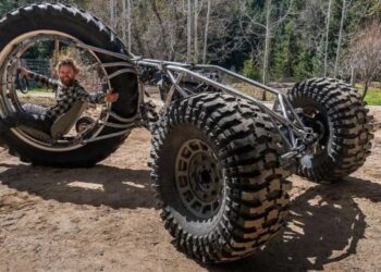 У США створили гігантський триколісний мотоцикл із кабіною в колесі (ВІДЕО)