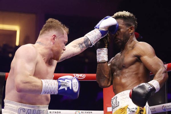 Альварес знову об’єднав усі пояси, подолавши Скулла