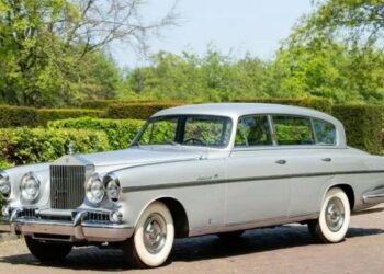 Із телевізором і золотим унітазом: на продаж виставили найдивніший Rolls-Royce (ФОТО))