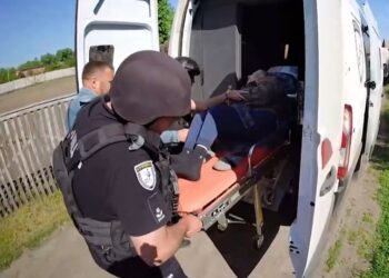 «Білі янголи» евакуювали з Білопілля маломобільну пару