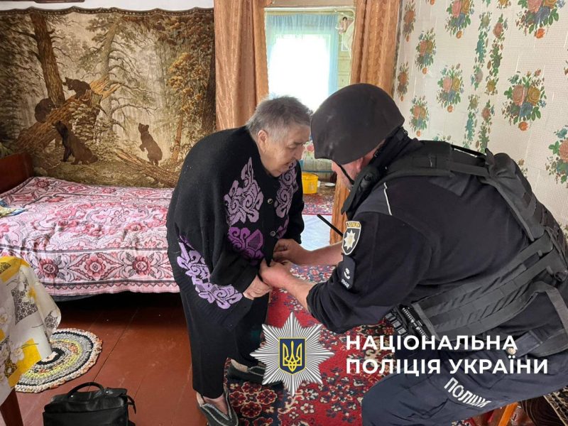 Пробите колесо не стало на заваді: поліцейські Сумщини успішно евакуювали двох мешканок прикордоння