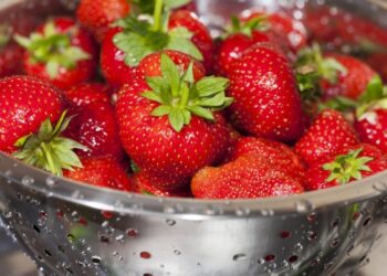 Ціни на полуницю в Україні кусаються: експерт пояснив, чи буде ягода дешевшати