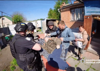 «Білі янголи» евакуювали з Білопілля лежачу літню подружню пару