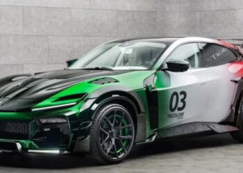 Карбон, 755 сил і два антикрила: представлено екстравагантний кросовер Ferrari (ФОТО)