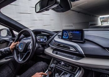 Фахівці назвали 5 предметів, які заборонено залишати в машині під час спеки