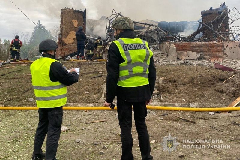 Внаслідок удару по Сумському району є загиблі та поранені: поліція працює на місці події