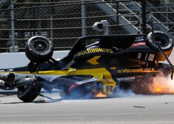ФОТО. Жахлива аварія на швидкості 378 км/год. Болід підкинуло в повітря