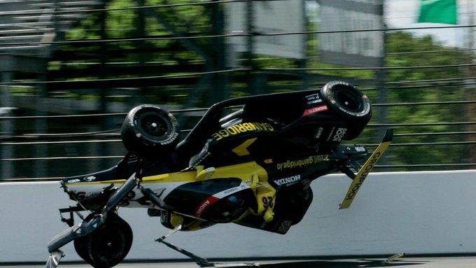 ФОТО. Жахлива аварія на швидкості 378 км/год. Болід підкинуло в повітря