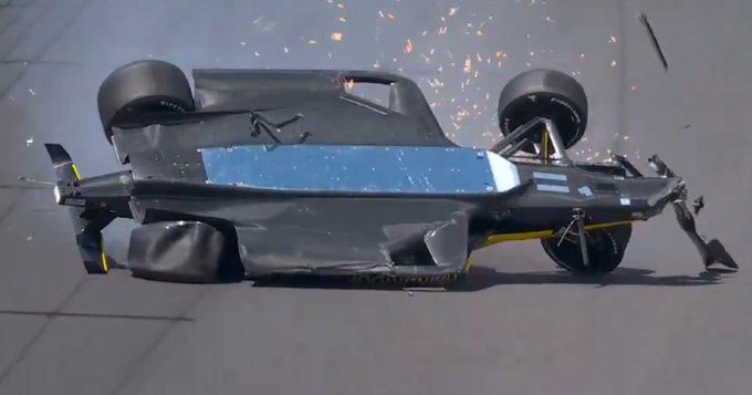 ФОТО. Жахлива аварія на швидкості 378 км/год. Болід підкинуло в повітря