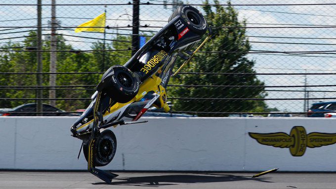 ФОТО. Жахлива аварія на швидкості 378 км/год. Болід підкинуло в повітря