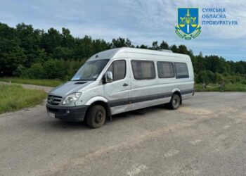 FPV-дронами ворог обстріляв соціальний автобус на Шосткинщіні, є поранені