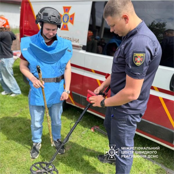 Інструктори Міжрегіонального центру швидкого реагування ДСНС України розказали школярам основні правила мінної безпеки