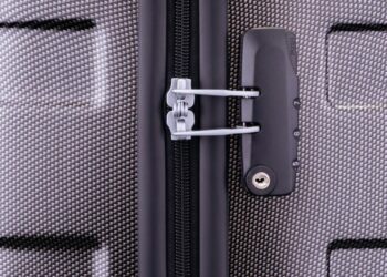 Як відкрити замок на валізі, якщо забув код: ось що потрібно зробити