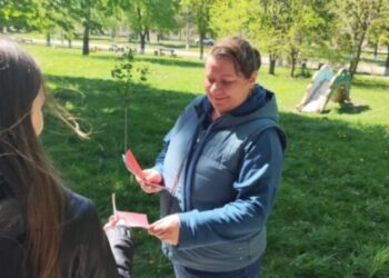 Конотопські бібліотекарі провели вуличну акцію  «Не допусти насилля над ближнім»