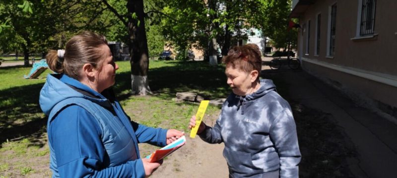 Конотопські бібліотекарі провели вуличну акцію  «Не допусти насилля над ближнім»