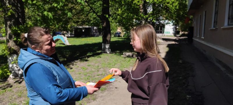 Конотопські бібліотекарі провели вуличну акцію  «Не допусти насилля над ближнім»