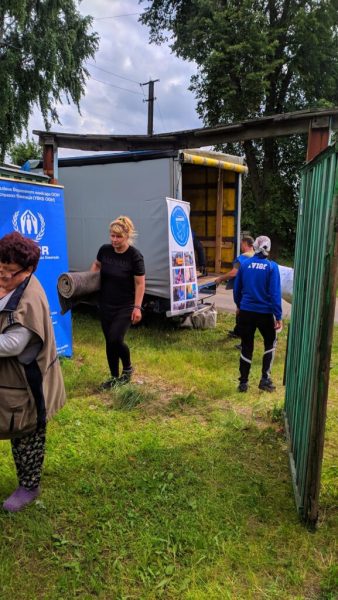 Мешканці Шосткинської громади допомогли переселенцям з прикордонної території облаштувати нове помешкання