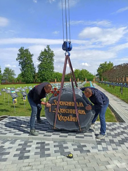 На Алеї Слави в Пустовійтівці встановили пам’ятний знак загиблим воїнам Роменщини