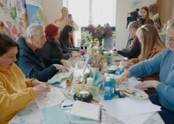 На арттерапевтичне заняття з Петриківського розпису завітав гість з Нідерландів + Відео