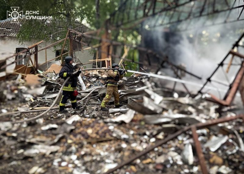 На Конотопщині вогнеборці двічі ліквідовували пожежі, спричинені ворожими обстрілами