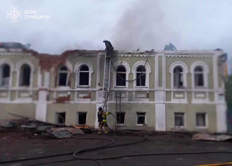 На Конотопщині вогнеборці двічі ліквідовували пожежі, спричинені ворожими обстрілами