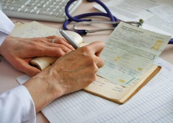 На Охтирщині судитимуть медика за хабарництво та підробку документів