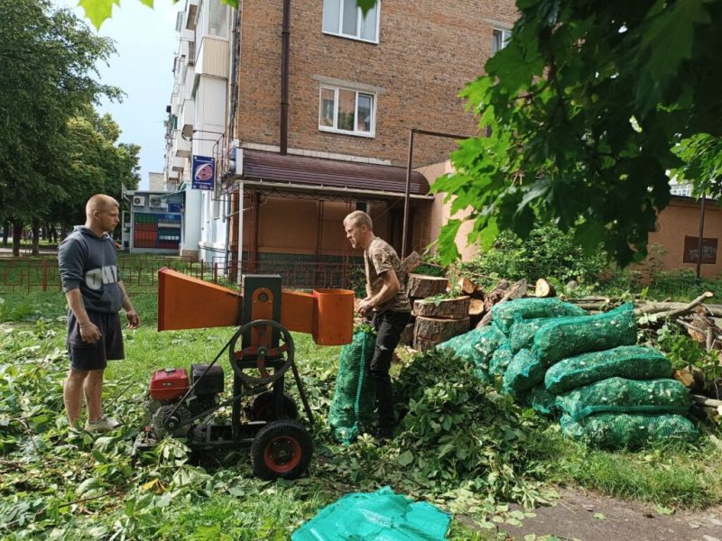 Обрізка дерев &ldquo;під ключ&rdquo;: у Шостці обрізані гілки перетворюють в альтернативне паливо, а деревину віддають комунальникам (+ відео)