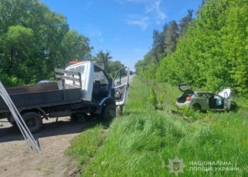 Поблизу Недригайлова вантажівка зіткнулася із легковиком: постраждали троє + ФОТО