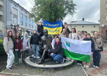 ПОДОРОЖУЄМО ПЛІЧ-О-ПЛІЧ