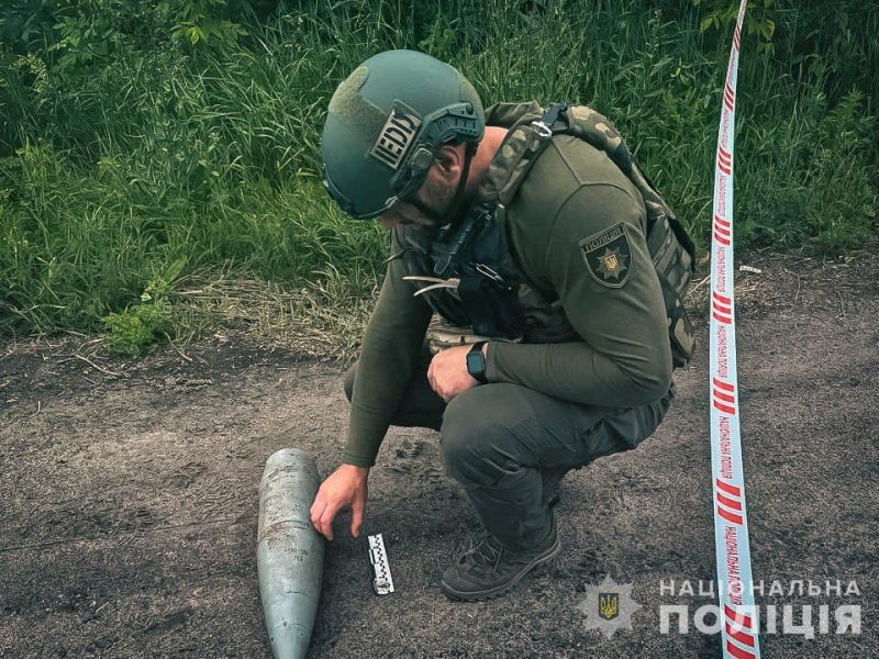 Поліцейські-вибухотехніки Сумщини знищили нездетонований снаряд 152-міліметрового калібру від САУ