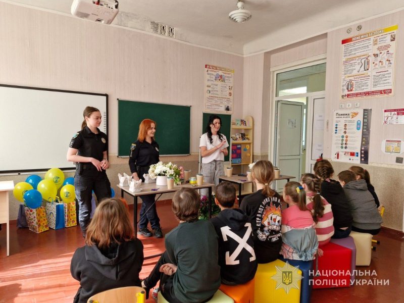 Правоохоронці Охтирщини разом із флористами подарували дітям день радості та творчості