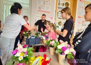 Правоохоронці Охтирщини разом із флористами подарували дітям день радості та творчості