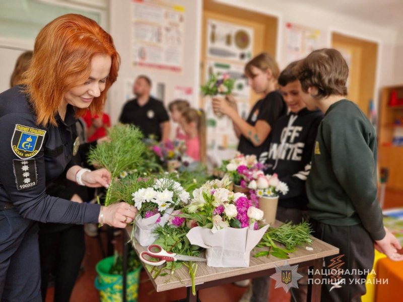 Правоохоронці Охтирщини разом із флористами подарували дітям день радості та творчості