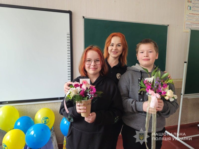 Правоохоронці Охтирщини разом із флористами подарували дітям день радості та творчості