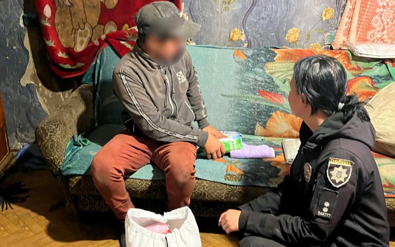 Разом — заради добробуту: поліцейські Охтирщини та представниця Червоного Хреста підтримали родини з дітьми