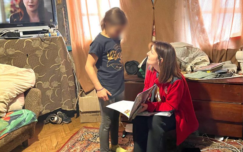 Разом — заради добробуту: поліцейські Охтирщини та представниця Червоного Хреста підтримали родини з дітьми