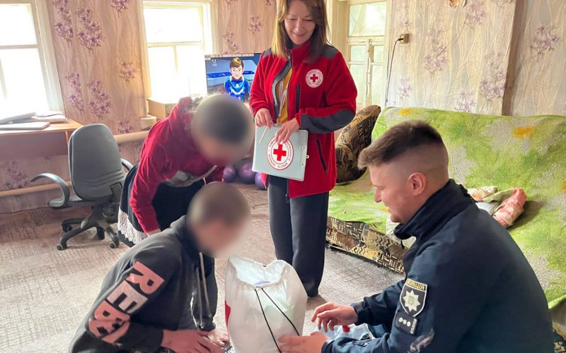 Разом — заради добробуту: поліцейські Охтирщини та представниця Червоного Хреста підтримали родини з дітьми