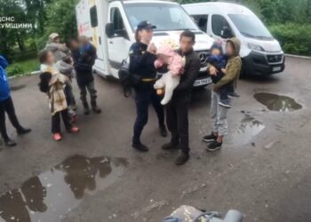 Рятувальники евакуювали з прикордоння дітей, матері яких  постраждали учора унаслідок ворожого удару по рейсовому автобусу + Відео