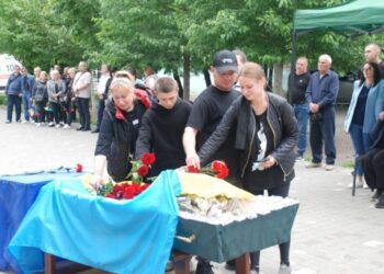 Шосткинці провели в останню путь земляка-захисника України Олександра Лисицю