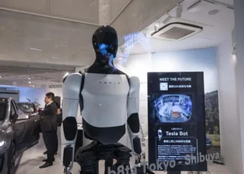 Танцює, рухаючи руками й ногами: Ілон Маск поширив відео з людиноподібним роботом Optimus