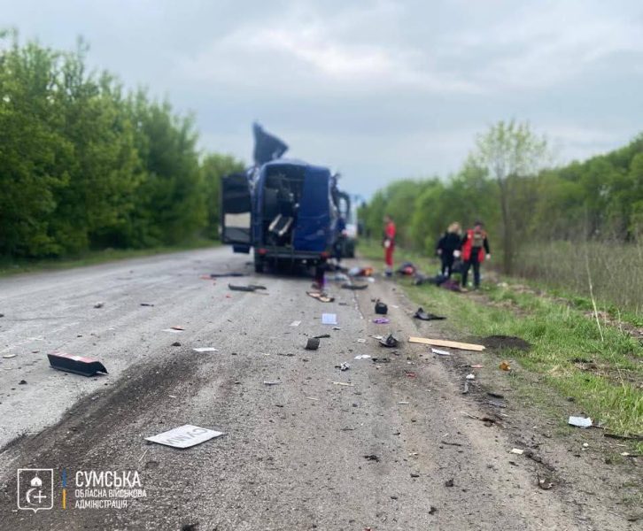 Трагедія на Сумщині: внаслідок удару ворожого БпЛА по рейсовому автобусу поблизу Білопілля загинули 9 людей, 4 – поранені + ФОТО