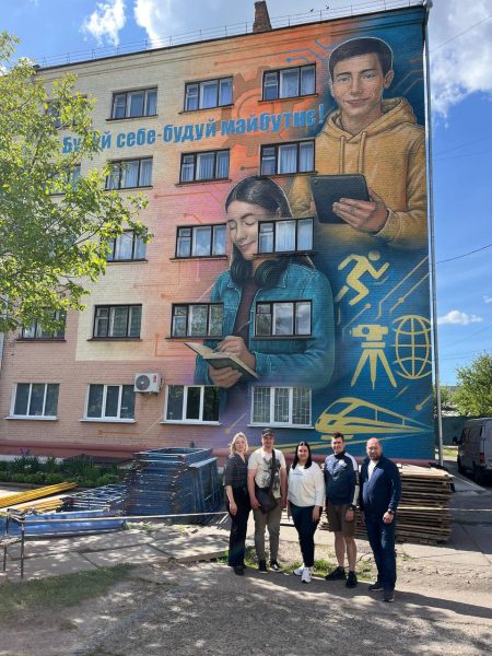 У Конотопі художник Єгор Авдєєнко створив мурал до 135-річчя коледжу