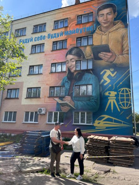 У Конотопі художник Єгор Авдєєнко створив мурал до 135-річчя коледжу