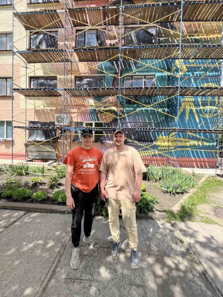 У Конотопі художник Єгор Авдєєнко створив мурал до 135-річчя коледжу