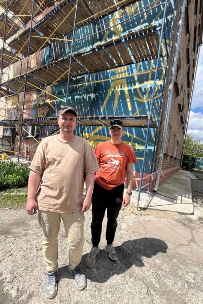 У Конотопі художник Єгор Авдєєнко створив мурал до 135-річчя коледжу