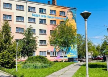 У Конотопі художник Єгор Авдєєнко створив мурал до 135-річчя коледжу