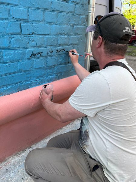 У Конотопі художник Єгор Авдєєнко створив мурал до 135-річчя коледжу